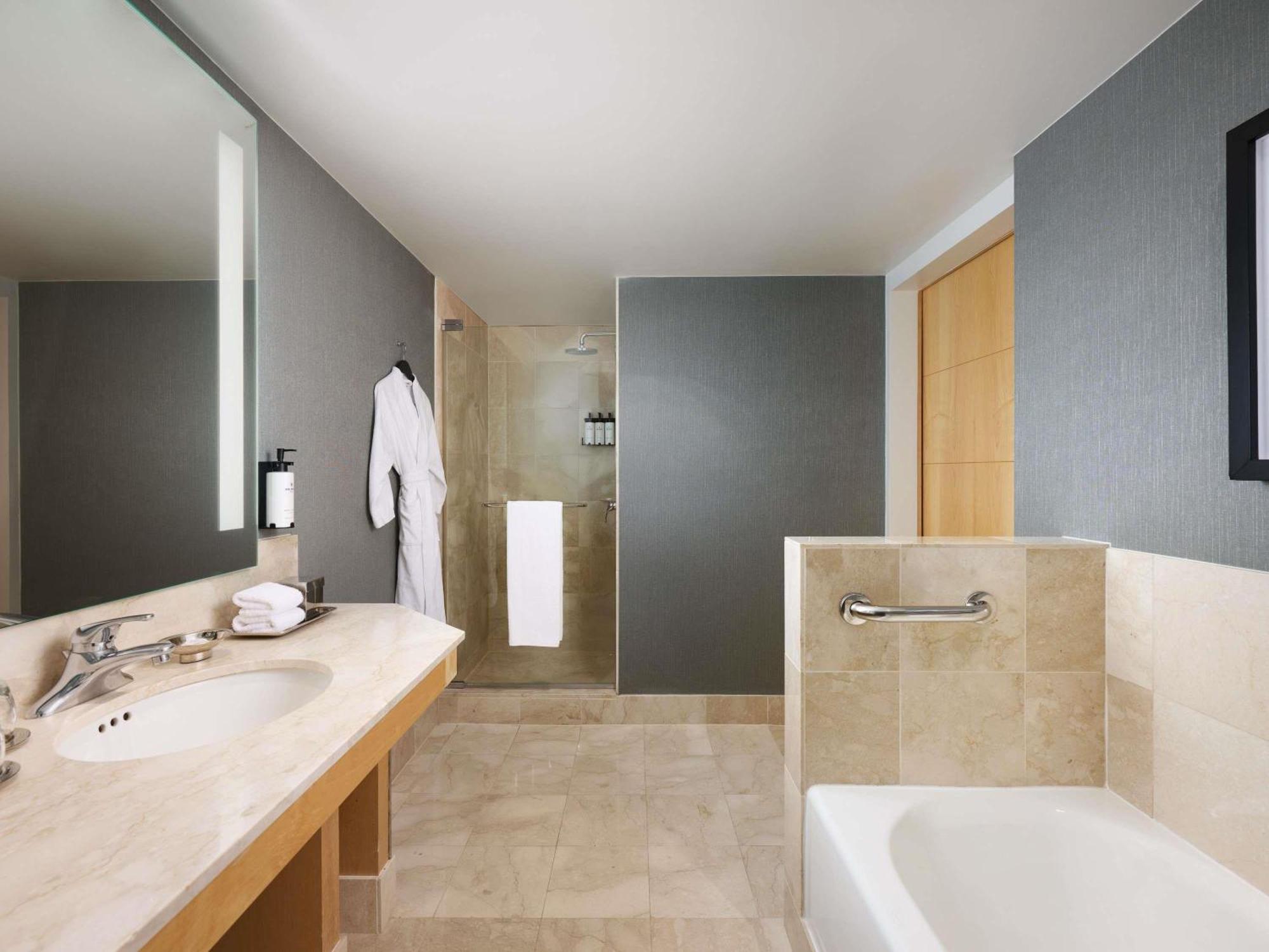 Classic King Room with Accessible Tub
